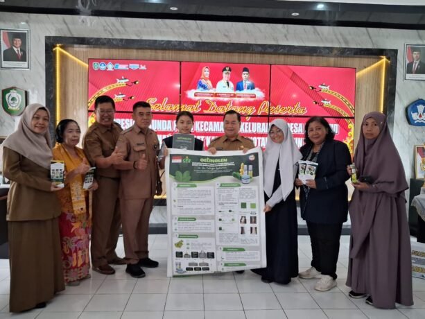 MELEPASAN : Bupati Kabupaten Kotim H.Halikinnor didampingi Kepala Disdik Kotim Muhammad Irfansyah saat melepas pelajar SMPN1 Sampit untuk mengikuti ajang penelitian tingkat internasional yang digelar di Cyberjaya, Malaysia, Selasa (17/9).