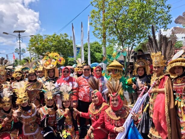 KOTIM BERFOTO: Peserta pawai pembangunan saat foto dengan Bupati Kabupaten Kotim H.Halikinnor, Sabtu (30/8).