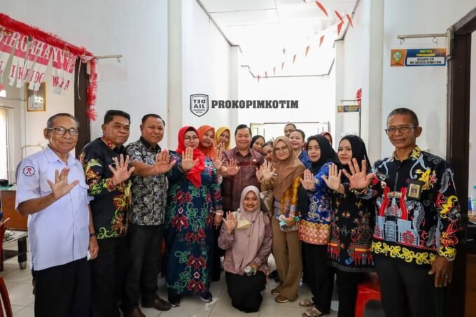 KOTIM MEMANTAU : Bupati Kabupaten Kotim H.Halikinnor beserta Wakil Bupati Irawati saat memantau pelaksanaan tes urine massal di Kecamatan Mentaya Hilir Selatan, Kamis (4/9/2025).