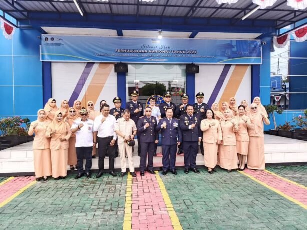 HADIRI : Bupati Kabupaten Kotim H. Halikinnor saat menghadiri Harhubnas 2025 di Dermaga Pelabuhan Sampit, Rabu (17/9).