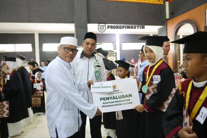 KOTIM SERAHKAN : Pj Sekda Kabupaten Kotim, Masri saat menyerahkan bantuan kepada anak TKA dn TPA, usai diwisuda, Minggu (31/8).