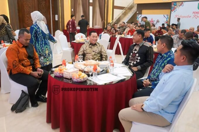 RAMAH TAMAH: Bupati Kotim H. Halikinnor saat menghadiri pisah sambut Dandim 1015 Sampit di aula rumah jabatan bupati Selasa (16/9) malam.