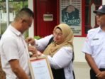 MENYAMATKAN : Wakil Bupati Irawati saat memberikan penghargaan kepada masyarakat saat peringatan HUT ke-80 PMI di Markas PMI Kotim, Jalan Ahmad Yani Sampit, Rabu (17/9).