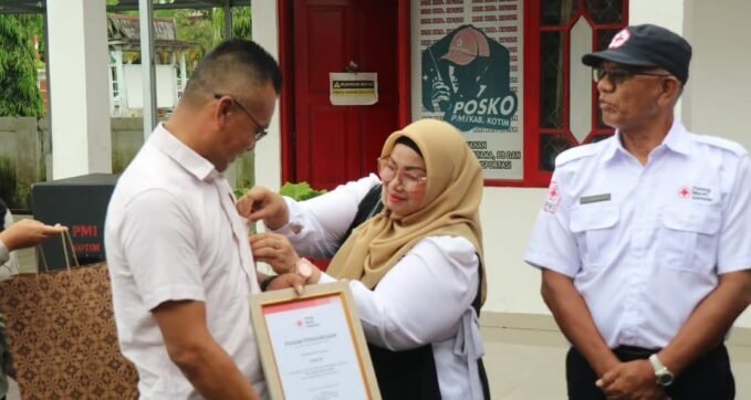 KOTIM MENYAMATKAN : Wakil Bupati Irawati saat memberikan penghargaan kepada masyarakat saat peringatan HUT ke-80 PMI di Markas PMI Kotim, Jalan Ahmad Yani Sampit, Rabu (17/9).