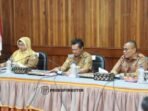 KUNJUNGAN : Wakil Bupati Kotim Irawati saat melakukan kunjungan ke Pemerintah Kabupaten Seruyan untuk memfinalisasi draf kesepakatan bersama dan perjanjian kerja sama, yang digelar di Aula Kantor Bupati Seruyan, Selasa (16/9).