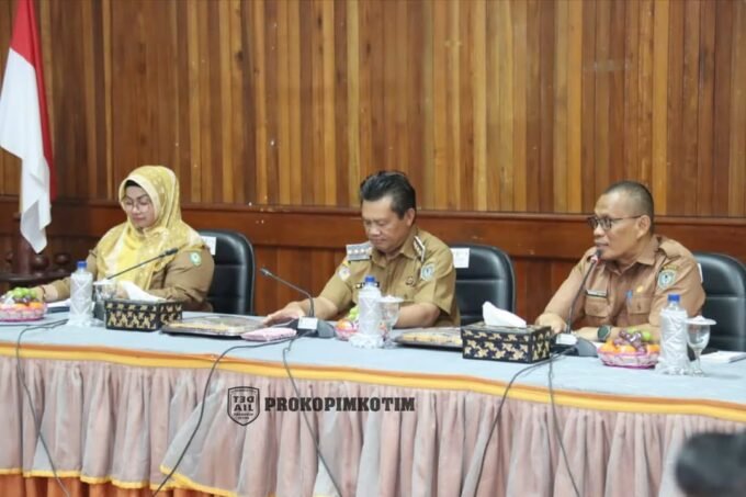 KUNJUNGAN : Wakil Bupati Kotim Irawati saat melakukan kunjungan ke Pemerintah Kabupaten Seruyan untuk memfinalisasi draf kesepakatan bersama dan perjanjian kerja sama, yang digelar di Aula Kantor Bupati Seruyan, Selasa (16/9).
