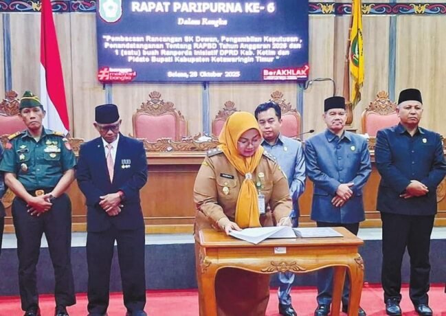 PENANDATANGANAN: Wakil Bupati Irawati saat menandatangani Ranperda APBD Tahun Anggaran 2026, saat rapat paripurna di DPRD Kotim, Selasa (28/10).