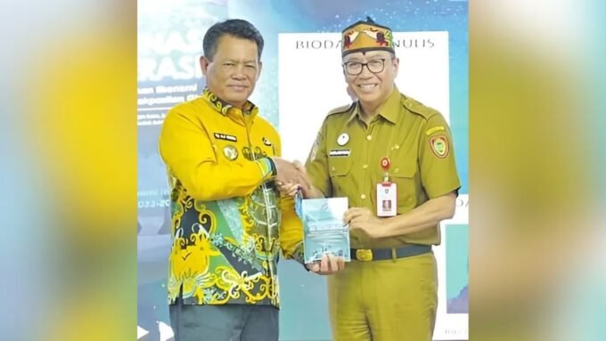 TALK SHOW : Sekretaris Daerah Provinsi Kalteng Ir Leonard S Ampung MM MT bersama pihak terkait ketika membuka kegiatan Talk Show dengan tema “Penguatan Ekonomi Daerah Berbasis Lokal dan Kearifan Komunitas. Kegiatan berlangsung di Aula Lantai 2 Bapperida Kalteng, Senin (29/9).