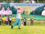 BARITO SELATAN PEMBUKAAN: Bupati Barito Selatan, Eddy Raya Samsuri, membuka secara resmi Turnamen Golf di Padang Golf Isen Mulang, Palangka Raya, Jumat (17/10).