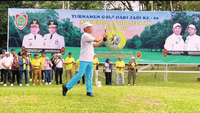 BARITO SELATAN PEMBUKAAN: Bupati Barito Selatan, Eddy Raya Samsuri, membuka secara resmi Turnamen Golf di Padang Golf Isen Mulang, Palangka Raya, Jumat (17/10).