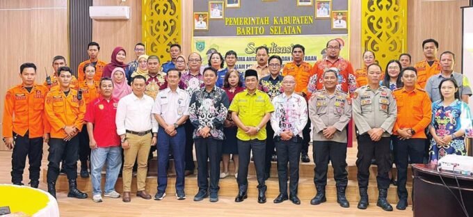 BARITO SELATAN PAPARAN: Wakil Bupati Barito Selatan, Khristianto Yudha, di sela giat penanggulangan bencana alam pada kegiatan sosialisasi di Aula Sekretariat Daerah, Kamis (22/10).