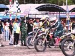 BARITO SELATAN PARTISIPASI: Wakil Bupati Barito Selatan Khristianto Yudha membuka secara resmi Kejurprov Grasstrack Bupati Cup 2025 di Sirkuit Tanto MX, Desa Sababilah, Sabtu (25/10).