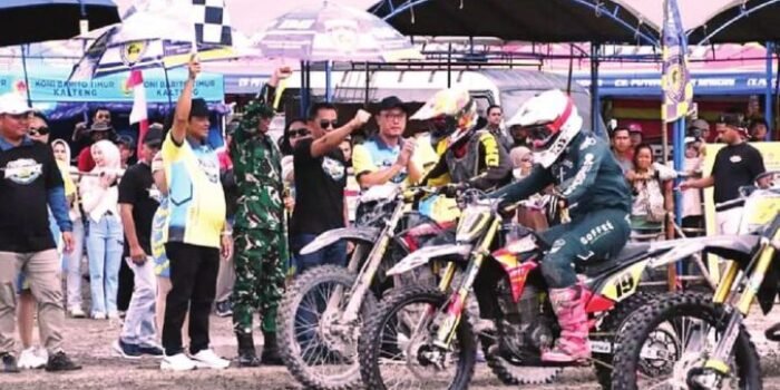 BARITO SELATAN PARTISIPASI: Wakil Bupati Barito Selatan Khristianto Yudha membuka secara resmi Kejurprov Grasstrack Bupati Cup 2025 di Sirkuit Tanto MX, Desa Sababilah, Sabtu (25/10).