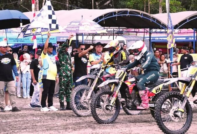 BARITO SELATAN PARTISIPASI: Wakil Bupati Barito Selatan Khristianto Yudha membuka secara resmi Kejurprov Grasstrack Bupati Cup 2025 di Sirkuit Tanto MX, Desa Sababilah, Sabtu (25/10).