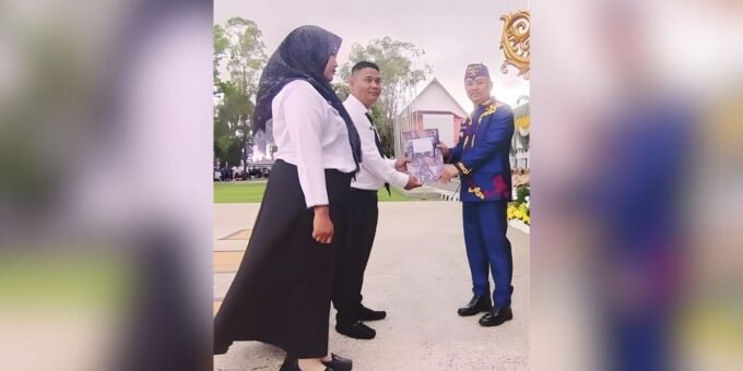 BARITO SELATAN SURAT: Bupati Barito Selatan Eddy Raya Samsuri saat menyerahkan SK PPPK paruh waktu pada peringatan hari sumpah pemuda di halaman Kantor Bupati Barsel, Selasa (28/10).