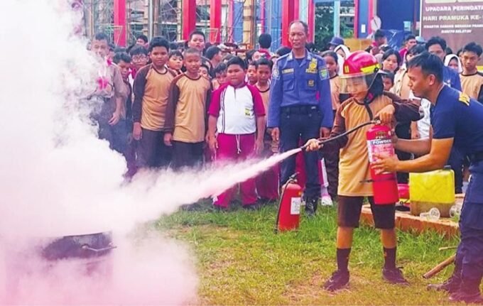 BARITO SELATAN ANTUSIAS: Gerakan Pramuka Gugus Depan (Gudep) 025–026 SMPN 1 Dusun Selatan dan Gudep 019–020 SMPN 2 Dusun Selatan antusias mengikuti sosialisasi di halaman Damkar Barsel.