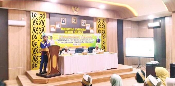 BARITO SELATAN PAJAK: Bupati Barito Selatan, Eddy Raya Samsuri, saat memberikan paparan pada kegiatan Bimtek Pemutakhiran Data Wajib Pajak di Aula Setda Barsel, Selasa (26/10).