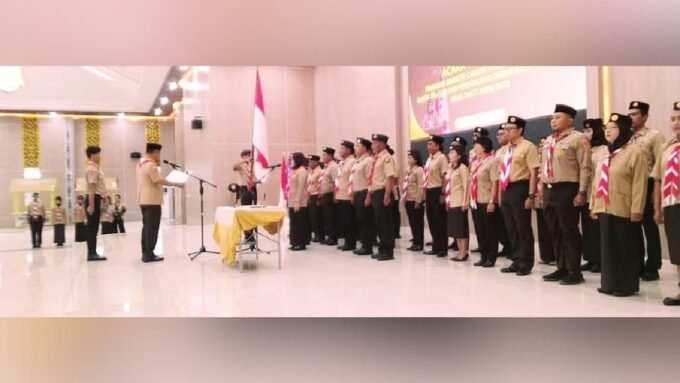 DILANTIK: Bupati Barito Selatan Eddy Raya Samsuri melantik jajaran pengurus Kwarcab dan mengukuhkan DKC Gerakan Pramuka Barito Selatan masa bakti 2025–2030, di Aula Kantor Bupati Barito Selatan, Rabu (9/10).