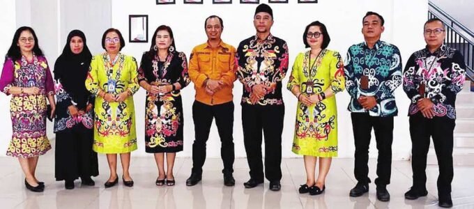 SAMBUT KUNJUNGAN: Wakil Bupati Barito Selatan, Khristianto Yudha, bersama Komisi Informasi Provinsi Kalteng saat membahas keterbukaan informasi publik.