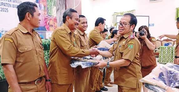 PERLENGKAPAN: Sekda Barito Timur Misnohartaku saat menyerahkan perlengkapan kepada penyuluh pertanian untuk mendukung kegiatan di lapangan.