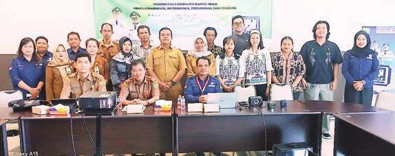 BIMTEK: Kepala Dinas Komunikasi, Informatika, Persandian dan Statistik (Diskominfosantik) Kabupaten Barito Timur, Dwi Aryanto, saat memberikan sambutan pada kegiatan Bimtek Pembuatan Konten Media Sosial untuk anggota KIM di Tamiang Layang, Senin (14/10).