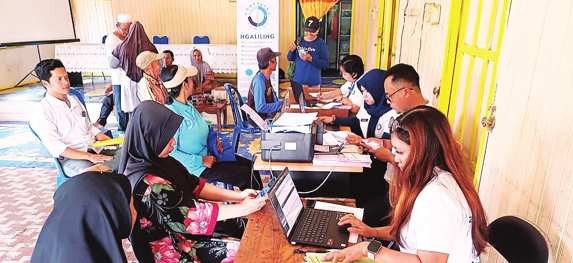 PELAYANAN CEPAT: Para petugas dari Bapenda Bartim ketika memberikan pelayanan cepat kepada masyarakat, belum lama ini.