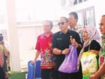 BARITO TIMUR PASAR MURAH: Asisten II Sekda Barito Timur Amrullah menyerahkan bahan pokok bersubsidi kepada warga saat kegiatan Gerakan Pangan Murah, beberapa waktu lalu.