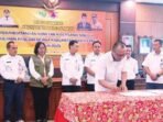 BARITO TIMUR KOLABORASI: Asisten III Pemkab Barito Timur, Edius Uhing, saat menandatangani MoU bersama BPBD Damkar di Aula Bupati, belum lama ini.