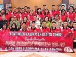 BARITO TIMUR PELEPASAN: Asisten III Pemkab Barito Timur, Edius Uhing, bersama kontingen pemuda yang akan mengikuti kegiatan Hari Sumpah Pemuda dan Ikrar Bersama Anak Bangsa, belum lama ini.
