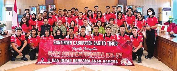 BARITO TIMUR PELEPASAN: Asisten III Pemkab Barito Timur, Edius Uhing, bersama kontingen pemuda yang akan mengikuti kegiatan Hari Sumpah Pemuda dan Ikrar Bersama Anak Bangsa, belum lama ini.