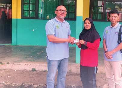 SERAHKAN KIA: Kadisdukcapil Bartim H Muslim Raharjo ketika menyerahkan kartu KIA kepada pihak sekolah yang nantinya diserahkan ke pemilik kartu itu sendiri, belum lama ini.