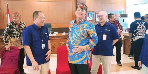 RAMAH : Bupati Bartim Muhammad Yamin terlihat ramah menyapa para tamu yang melakukan silaturahmi dikantornya, Kamis (2/10).