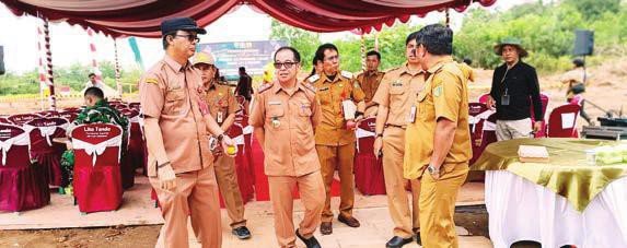 OORDINASI: Pj Sekda Barito Timur Misnohartaku saat berkoordinasi dengan para pegawai usai mengikuti kegiatan, beberapa waktu lalu.