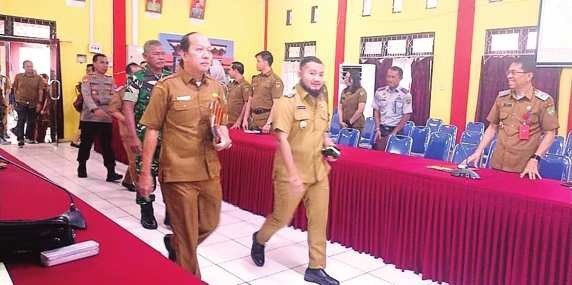 MUSRENBANG: Wakil Bupati Barito Timur, Adi Mula Nakalelu, saat memasuki ruang rapat untuk memimpin Musrenbang, beberapa waktu lalu.