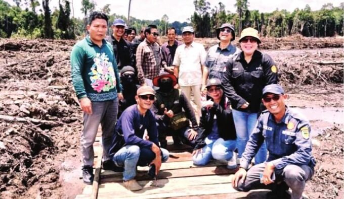 PENINJAUAN LAHAN: Anggota DPRD Barito Utara H. Tajeri, H. Suparjan Efendi, dan Bina Husada bersama Plt Kepala Dinas Pertanian Eveready Noor beserta jajaran saat meninjau lokasi pembukaan lahan program cetak sawah baru di Kecamatan Gunung Timang.