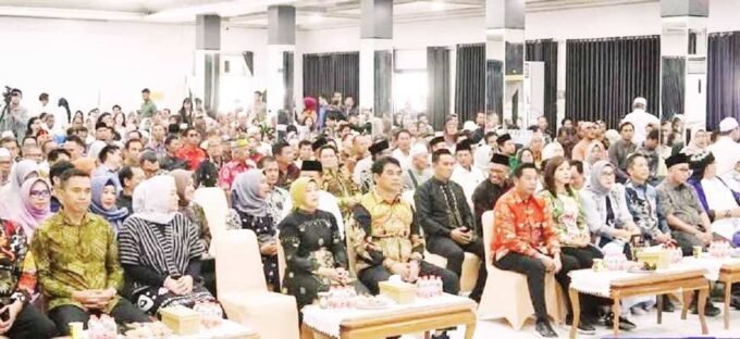 RAMAH TAMAH: Anggota DPRD Kabupaten Barito Utara dari Fraksi Partai Kebangkitan Bangsa (F-PKB) H Nurul Anwar saat mengahadiri acara silaturahmi dan ramah tamah Bupati dan Wakil Bupati bersama Pemerintah Kabupaten dan masyarakat di Gedung Balai Antang Muara Teweh, Minggu (12/10).
