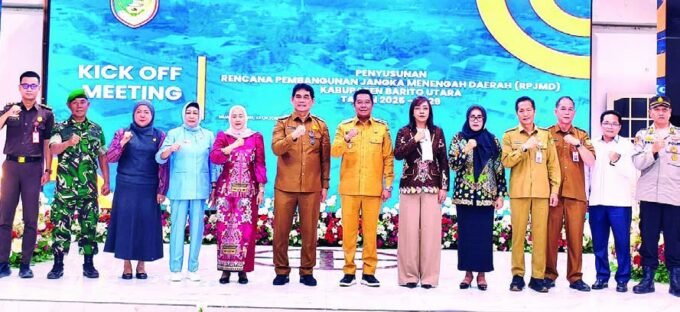 DPRD BATARA SIAP BERSINERGI: Ketua DPRD Kabupaten Barito Utara, Ir. Hj. Mery Rukaini, M.I.P., bersama Wakil Ketua II Hj. Henny Rosgiaty Rusli, S.E., M.M., Bupati H. Shalahuddin, dan Wakil Bupati Felix Sonadie Y. Tingan saat menghadiri pembukaan Kick Off Meeting Penyusunan RPJMD Tahun 2025–2029 di Gedung Balai Antang Muara Teweh, Senin (13/10).