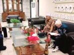 DPRD BATARA SAMBUT KUNJUNGAN: Plt Sekretaris DPRD Kabupaten Barito Utara, Sudiono (bertopi), bersama Irda dari Bagian Fasilitasi Penganggaran dan Pengawasan Sekwan Barito Utara, menyambut kunjungan kerja anggota DPRD Kabupaten Hulu Sungai Utara (HSU) di ruang Sekretariat Dewan, Jumat (17/10).