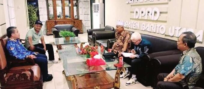 DPRD BATARA SAMBUT KUNJUNGAN: Plt Sekretaris DPRD Kabupaten Barito Utara, Sudiono (bertopi), bersama Irda dari Bagian Fasilitasi Penganggaran dan Pengawasan Sekwan Barito Utara, menyambut kunjungan kerja anggota DPRD Kabupaten Hulu Sungai Utara (HSU) di ruang Sekretariat Dewan, Jumat (17/10).