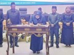 DPRD BATARA PENYAMPAIAN RAPERDA: Ketua DPRD Barito Utara Hj Mery Rukaini menadatangani persetujuan bersama pada penyampaian tiga buah raperda inisiatif DPRD pada sedang paripurna DPRD di ruang rapat paripurna setempat, Senin (20/10).