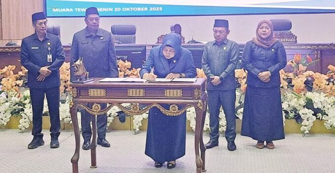 DPRD BATARA PENYAMPAIAN RAPERDA: Ketua DPRD Barito Utara Hj Mery Rukaini menadatangani persetujuan bersama pada penyampaian tiga buah raperda inisiatif DPRD pada sedang paripurna DPRD di ruang rapat paripurna setempat, Senin (20/10).