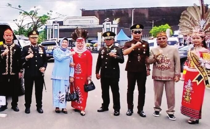 DPRD BATARA HADIRI PERINGATAN: Ketua DPRD Kabupaten Barito Utara Ir Hj Mery Rukaini MIP didampingi Bupati H Shalahuddin serta unsur Forkopimda saat menghadiri peringatan Hari Sumpah Pemuda ke-97 tingkat Kabupaten Barito Utara Tahun 2025 di arena terbuka Tiara Batara, Selasa (28/10).