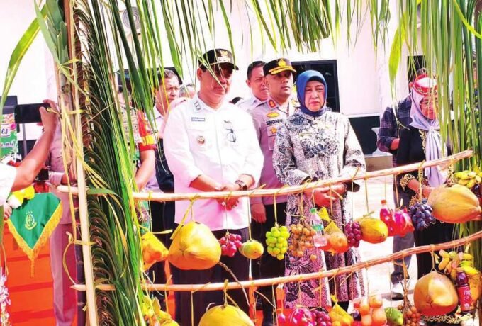 DPRD BATARA PENYAMBUTAN: Ketua DPRD Kabupaten Barito Utara, Ir. Hj. Mery Rukaini, bersama Bupati Barito Utara, H. Shalahuddin, menyambut kedatangan Kajari Barito Utara yang baru, Fredy Feronico Simanjuntak, di Kantor Kejari Barito Utara, Rabu (29/10).