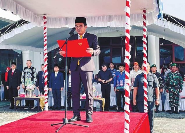 UPACARA: Ketua DPRD Gunung Mas, Binartha saat menyampaikan pesan dari Ketua DPR RI di depan kantor bupati setempat, Rabu (1/10).