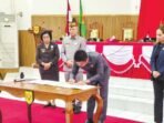 DPRD GUMAS TANDA TANGAN: Ketua DPRD Gunung Mas, Binartha bersama Wakil Ketua I DPRD Gumas, Nomi Aprilia melakukan penandatanganan sebagai bentuk komitmen bersama antara eksekutif dan legislatif, di gedung dewan setempat, Senin (29/9).