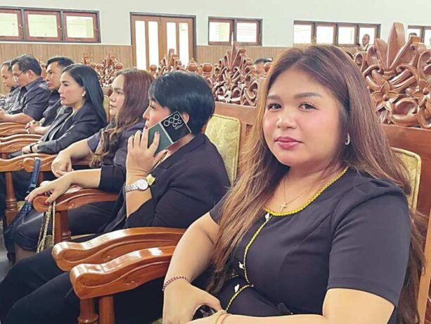 AKTIF: Anggota DPRD Gunung Mas, Neni Yuliani saat mengikuti Rapat Paripurna DPRD Gumas, belum lama ini.