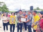 DPRD GUMAS PENYERAHAN: Ketua DPRD Gunung Mas, Binartha menyerahkan bantuan kepada petani di Taman Kota Kurun, Kamis (23/10).