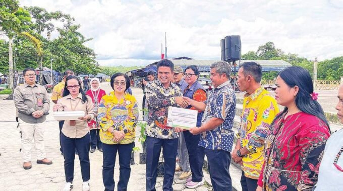 DPRD GUMAS PENYERAHAN: Ketua DPRD Gunung Mas, Binartha menyerahkan bantuan kepada petani di Taman Kota Kurun, Kamis (23/10).
