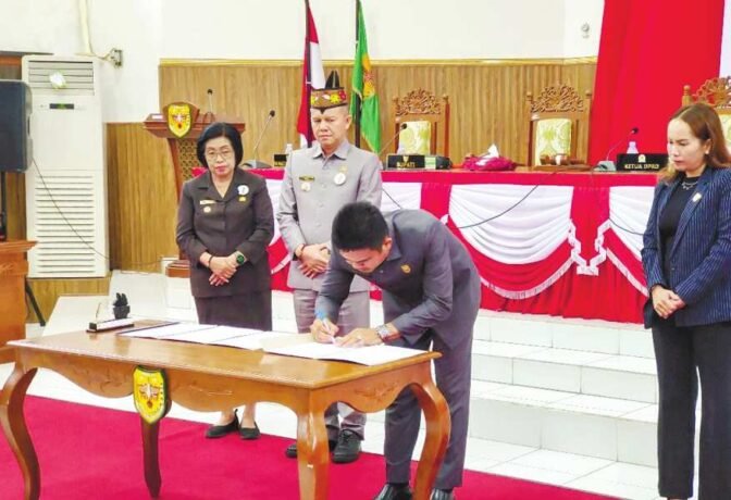 TANDA TANGAN: Ketua DPRD Gunung Mas, Binartha bersama Wakil Ketua I DPRD Gumas, Nomi Aprilia melakukan penandatanganan sebagai bentuk komitmen bersama antara eksekutif dan legislatif, di gedung dewan setempat, Senin (29/9).