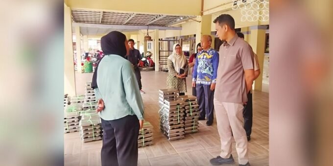 DPRD KALTENG TINJAU: Wakil Ketua II DPRD Kalteng, Muhammad Ansyari melakukan pemantauan langsung kegiatan MBG di SMAN 1 dan SMKN 3 Buntok, akhir pekan kemarin.